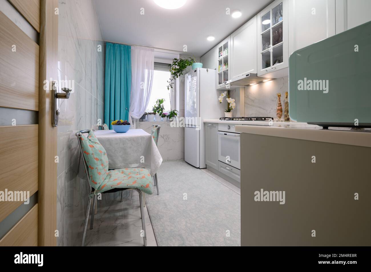 Neue hellgraue, moderne, gut gestaltete Kücheneinrichtung Stockfoto