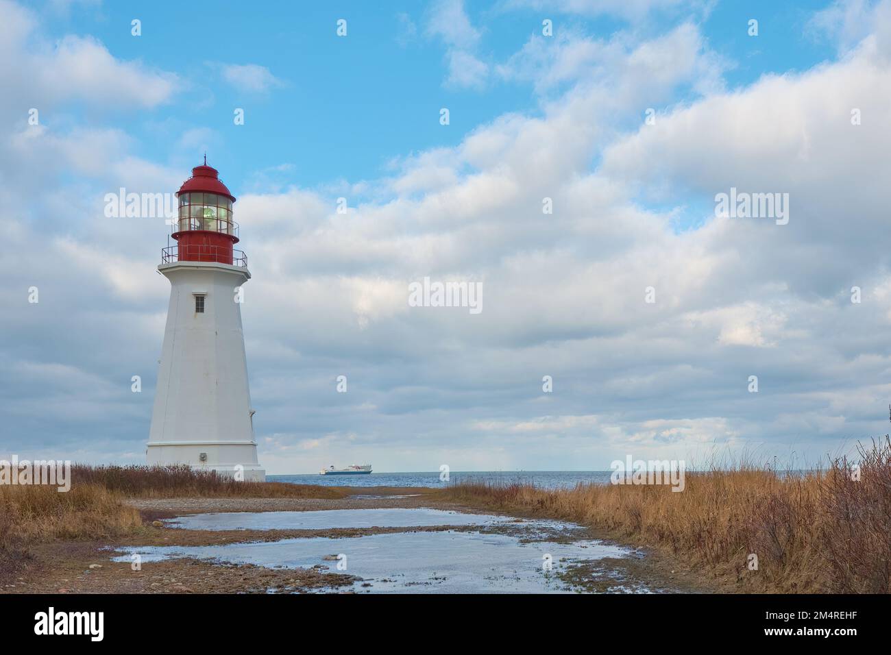 Die Fähre führt am Low Point Lighthouse vorbei in Richtung Neufundland. Stockfoto