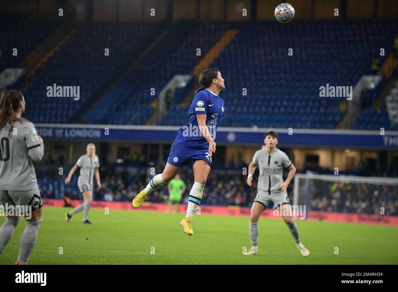 London, Großbritannien. 22. Dezember 2022. London, England, Dezember 22. 2022: Samantha Kerr (20 Chelsea) führt den Ball nach vorn, während des Spiels der UEFA Champions League zwischen Chelsea und Paris Saint Germain auf der Stamford Bridge in London, England Credit: SPP Sport Press Photo. Alamy Live News Stockfoto