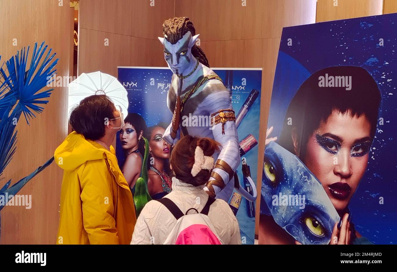 SHANGHAI, CHINA - 21. DEZEMBER 2022 - Menschen sehen Poster von Avatar 2 in einem Kino in Shanghai, China, 21. Dezember 2022. Stockfoto