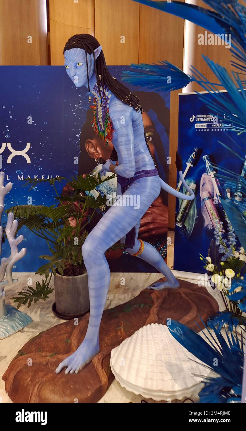 SHANGHAI, CHINA - 21. DEZEMBER 2022 - Ein Poster des Avatar 2 wird in einem Kino in Shanghai, China, gesehen, 21. Dezember 2022. Stockfoto