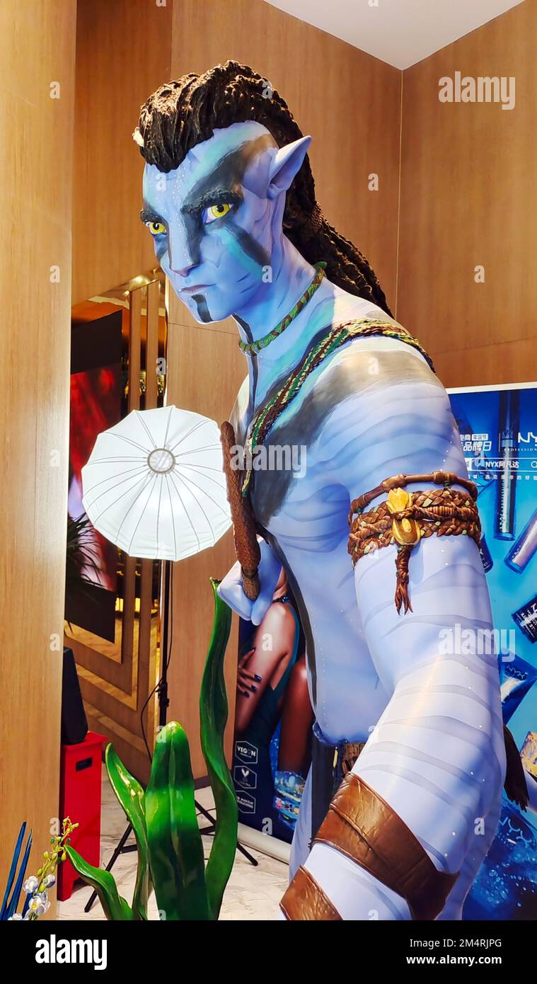 SHANGHAI, CHINA - 21. DEZEMBER 2022 - Ein Poster des Avatar 2 wird in einem Kino in Shanghai, China, gesehen, 21. Dezember 2022. Stockfoto