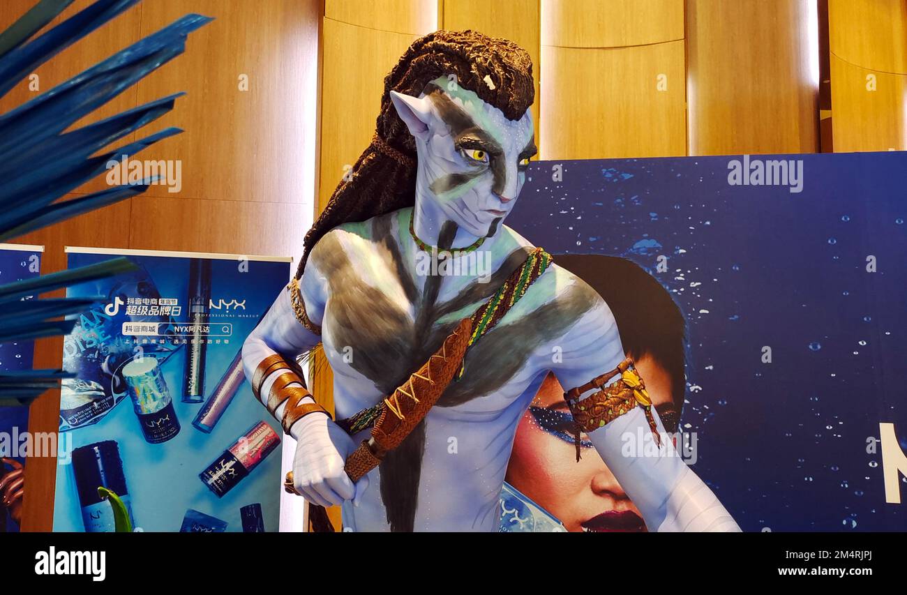 SHANGHAI, CHINA - 21. DEZEMBER 2022 - Ein Poster des Avatar 2 wird in einem Kino in Shanghai, China, gesehen, 21. Dezember 2022. Stockfoto