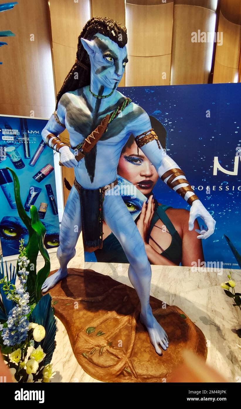 SHANGHAI, CHINA - 21. DEZEMBER 2022 - Ein Poster des Avatar 2 wird in einem Kino in Shanghai, China, gesehen, 21. Dezember 2022. Stockfoto