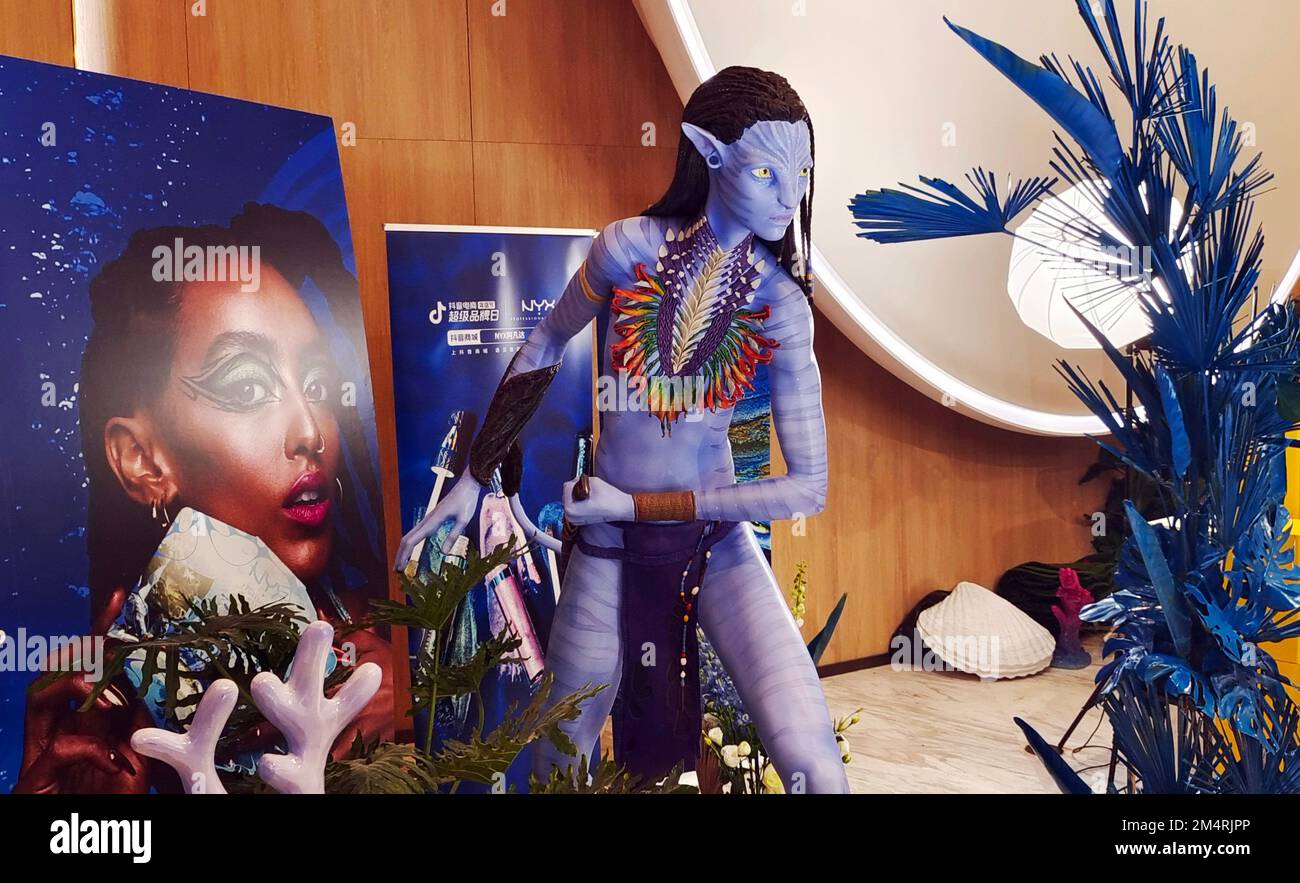 SHANGHAI, CHINA - 21. DEZEMBER 2022 - Ein Poster des Avatar 2 wird in einem Kino in Shanghai, China, gesehen, 21. Dezember 2022. Stockfoto