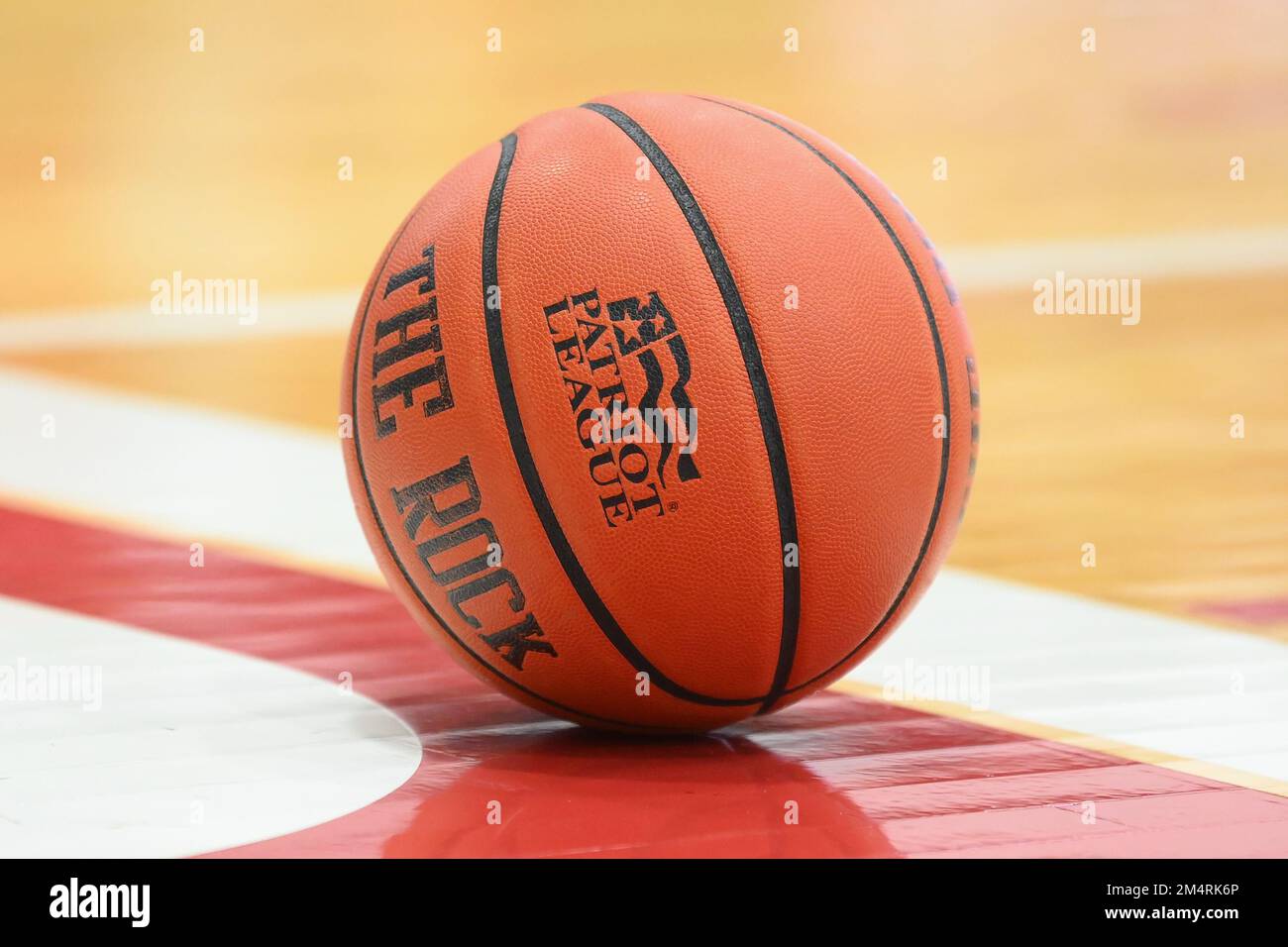 22. Dezember 2022: Allgemeiner Blick auf einen Basketball mit dem Patriot League-Logo in der ersten Hälfte des Spiels zwischen dem Cornell Big Red und den Colgate Raiders am Donnerstag 22. Dezember 2022, am Cotterell Court in Hamilton, New York. Rich Barnes/CSM Stockfoto