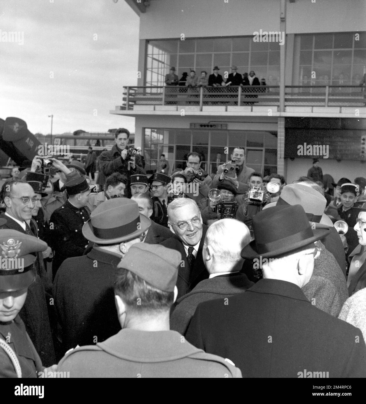 John Foster Dulles und Harold Stassen kommen in Paris an. Fotos von Marshall-Plan-Programmen, Ausstellungen und Personal Stockfoto