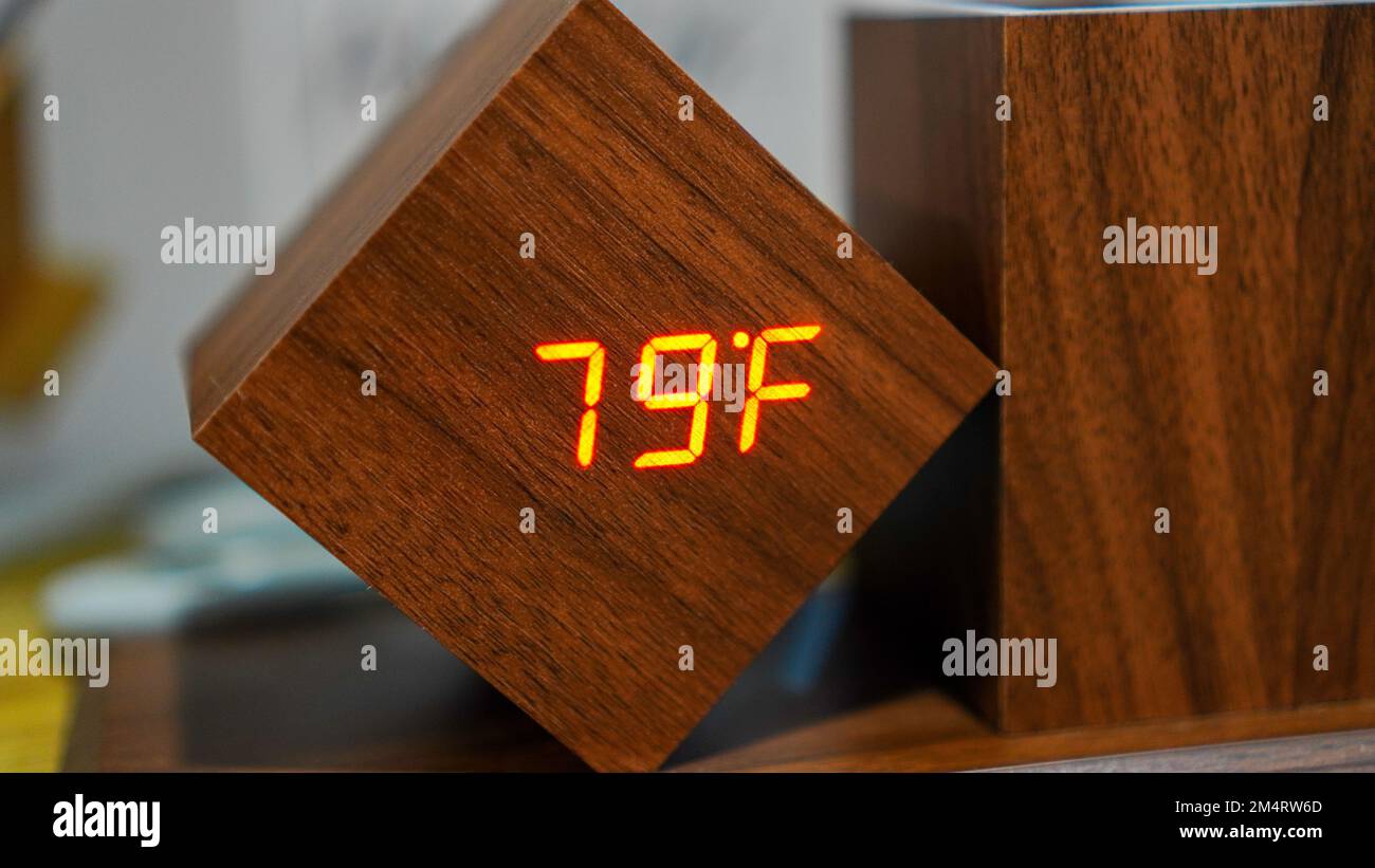 Digitale Raumtemperaturanzeige aus Holz und rote LED-Anzeige, die anzeigt, dass die Temperatur 79 grad celsius beträgt Stockfoto