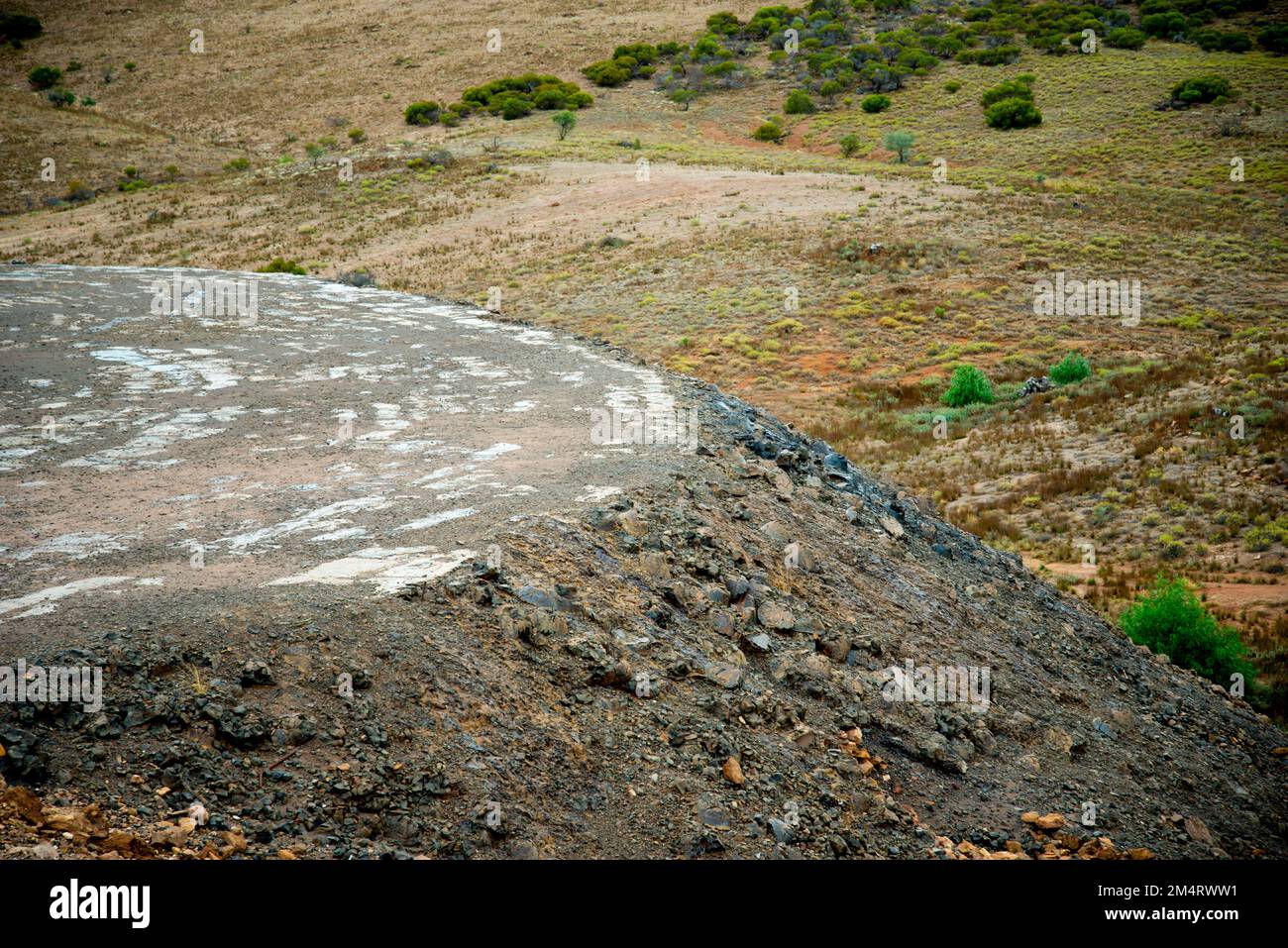 Schlackenhaufen aus dem Kupferbergbau Stockfoto