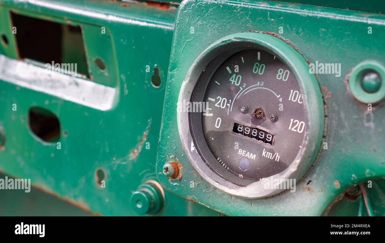 Der Tachometer eines alten Autos ist grün und rostig Stockfoto