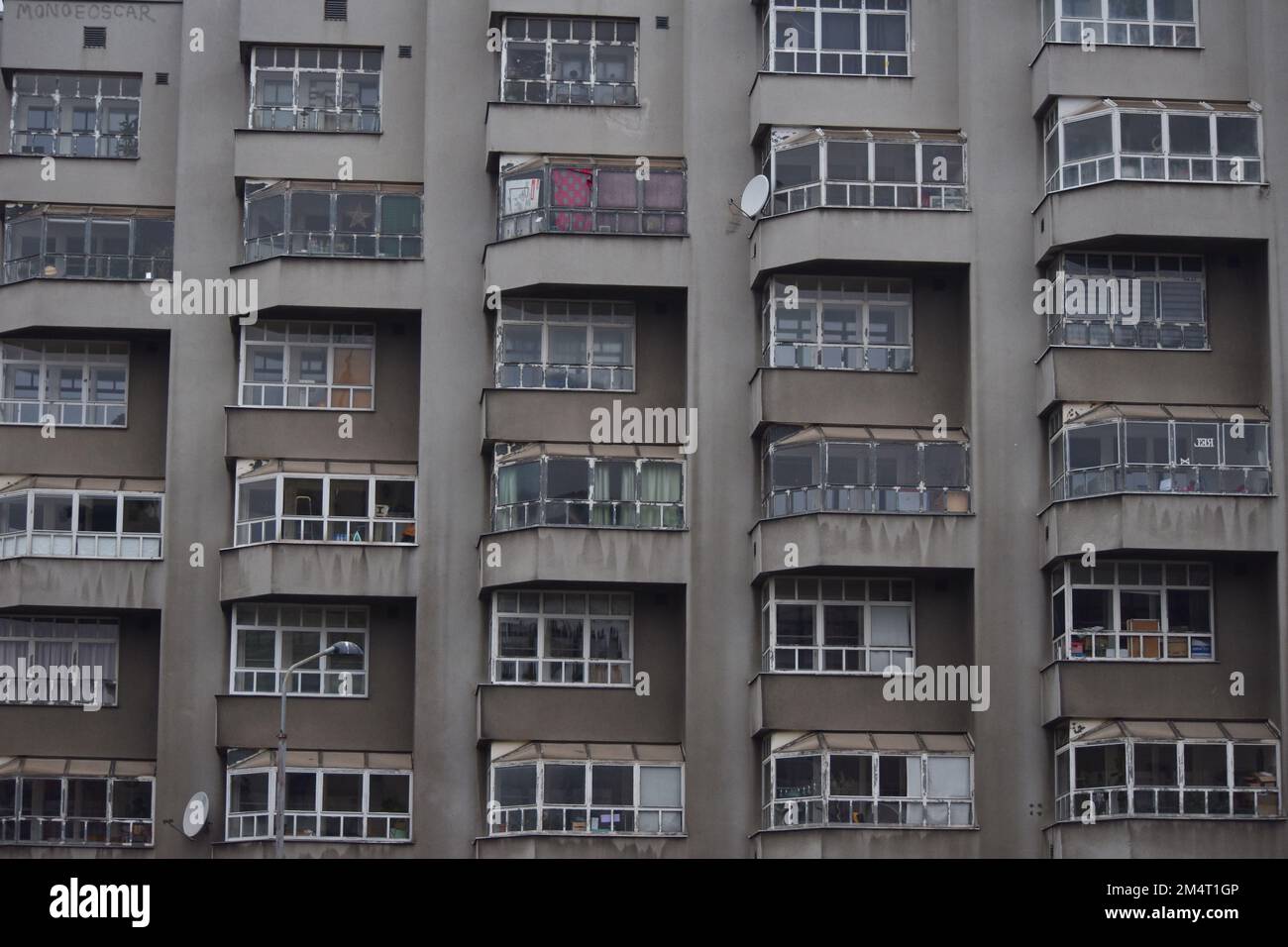 Das Äußere eines Wohngebäudes mit unverständlichen wiederholten Fenstern des großen Apartmentkomplexes Stockfoto