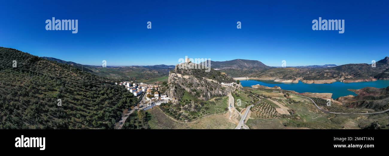 Schloss Zahara de la Sierra und Dorf Zahara de la Sierra, ein berühmtes „weißes Dorf“ in Cadiz, Spanien. Stockfoto