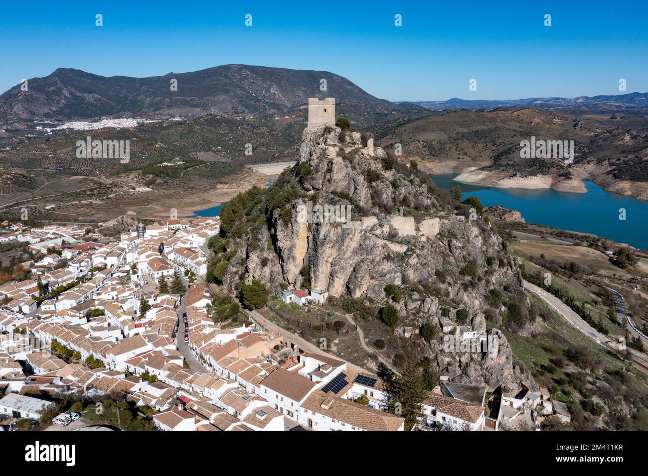 Schloss Zahara de la Sierra und Dorf Zahara de la Sierra, ein berühmtes „weißes Dorf“ in Cadiz, Spanien. Stockfoto