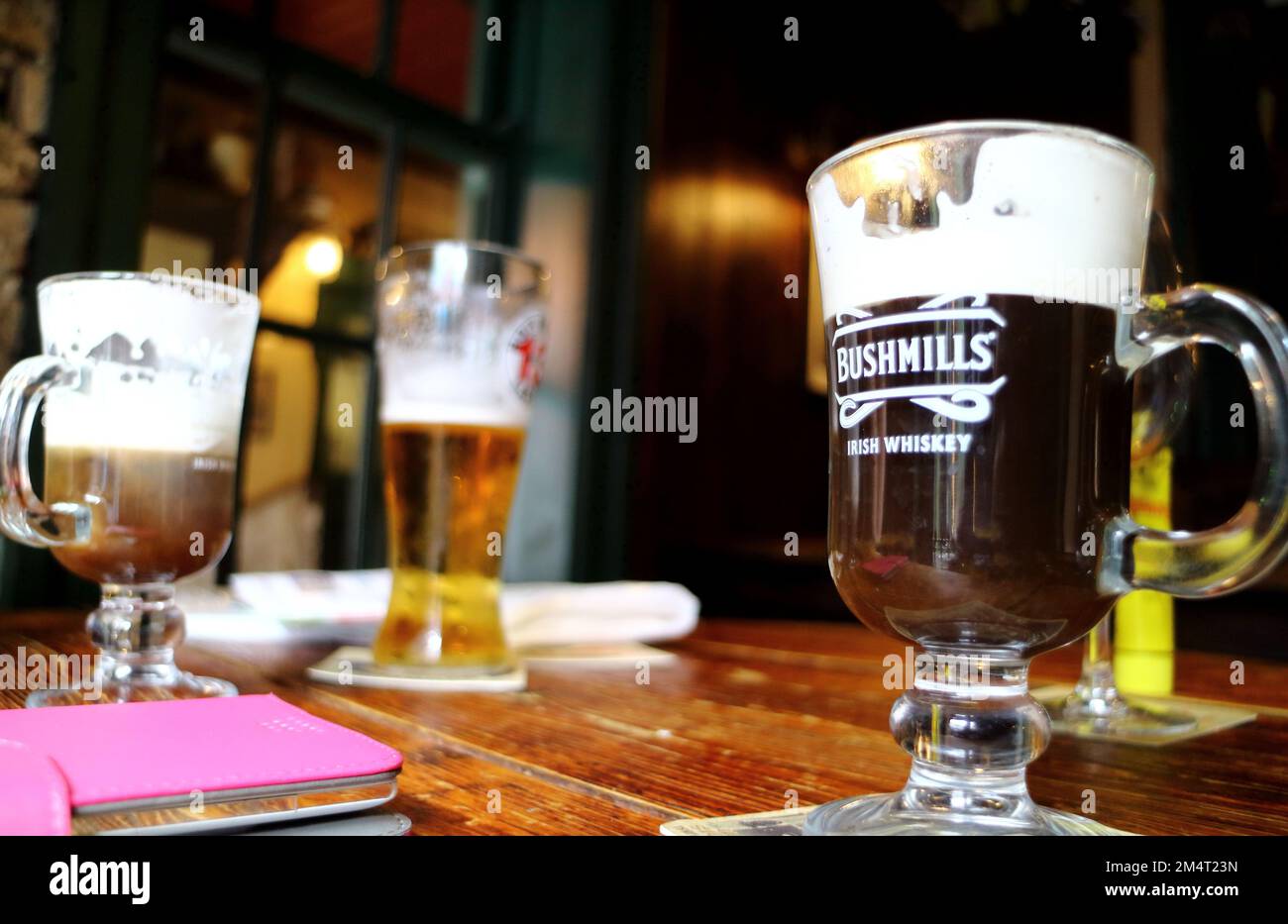 Irish Coffee in Bushmills Glasbecher an einer Straßenbar Stockfoto