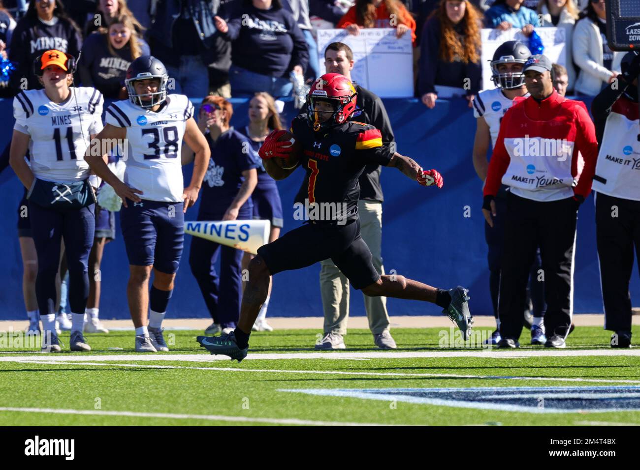 Ferris State Bulldogs Marcus Taylor (1) gibt den Punt im ersten Quartal des Fußballspiels der NCAA Division II zurück Stockfoto