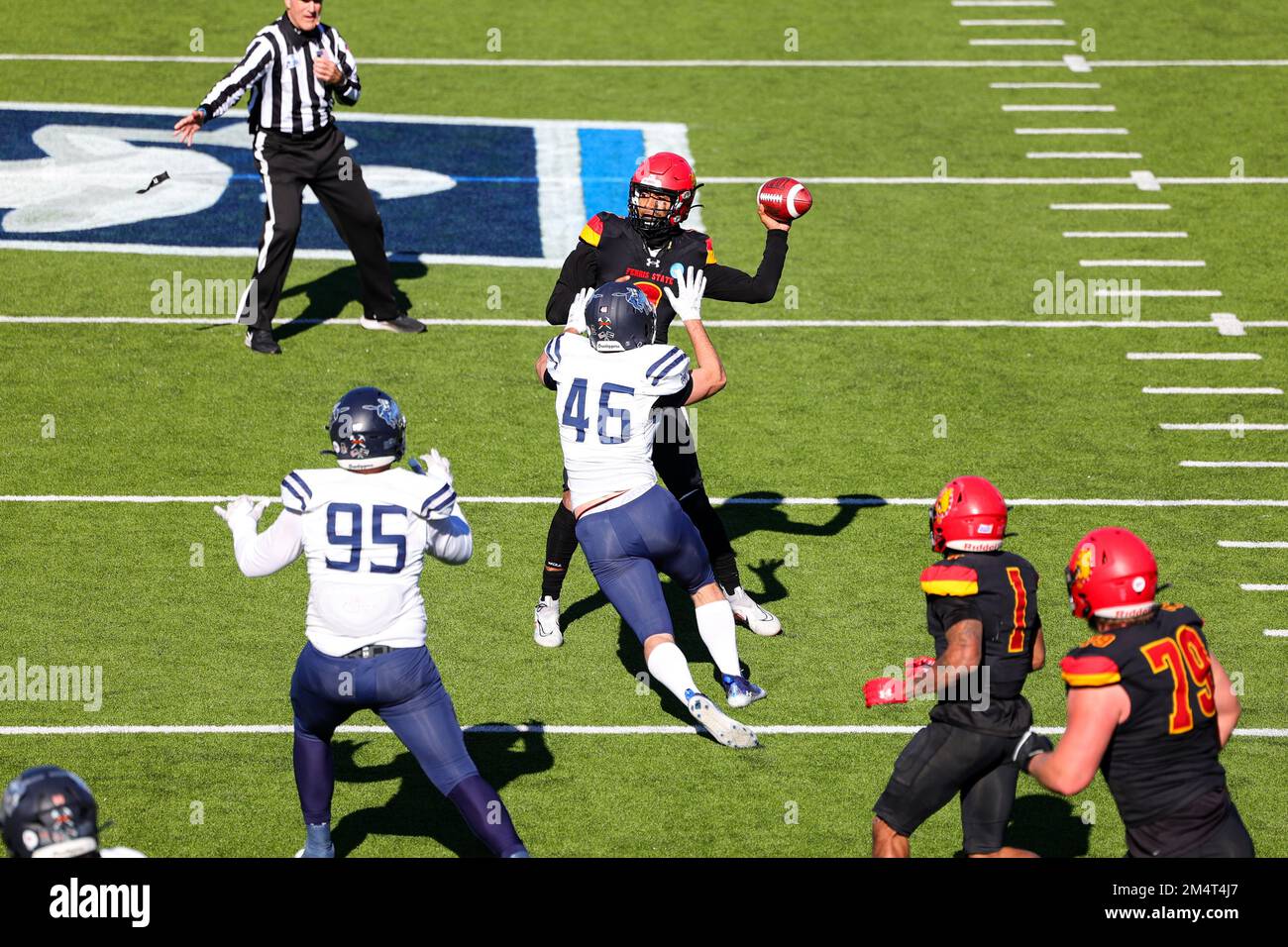 Ferris State Bulldogs Quarterback Mylik Mitchell (0) macht einen Pass unter Druck von Colorado School of Mines Orediggers Linebacker Nolan Reeve (46) du Stockfoto