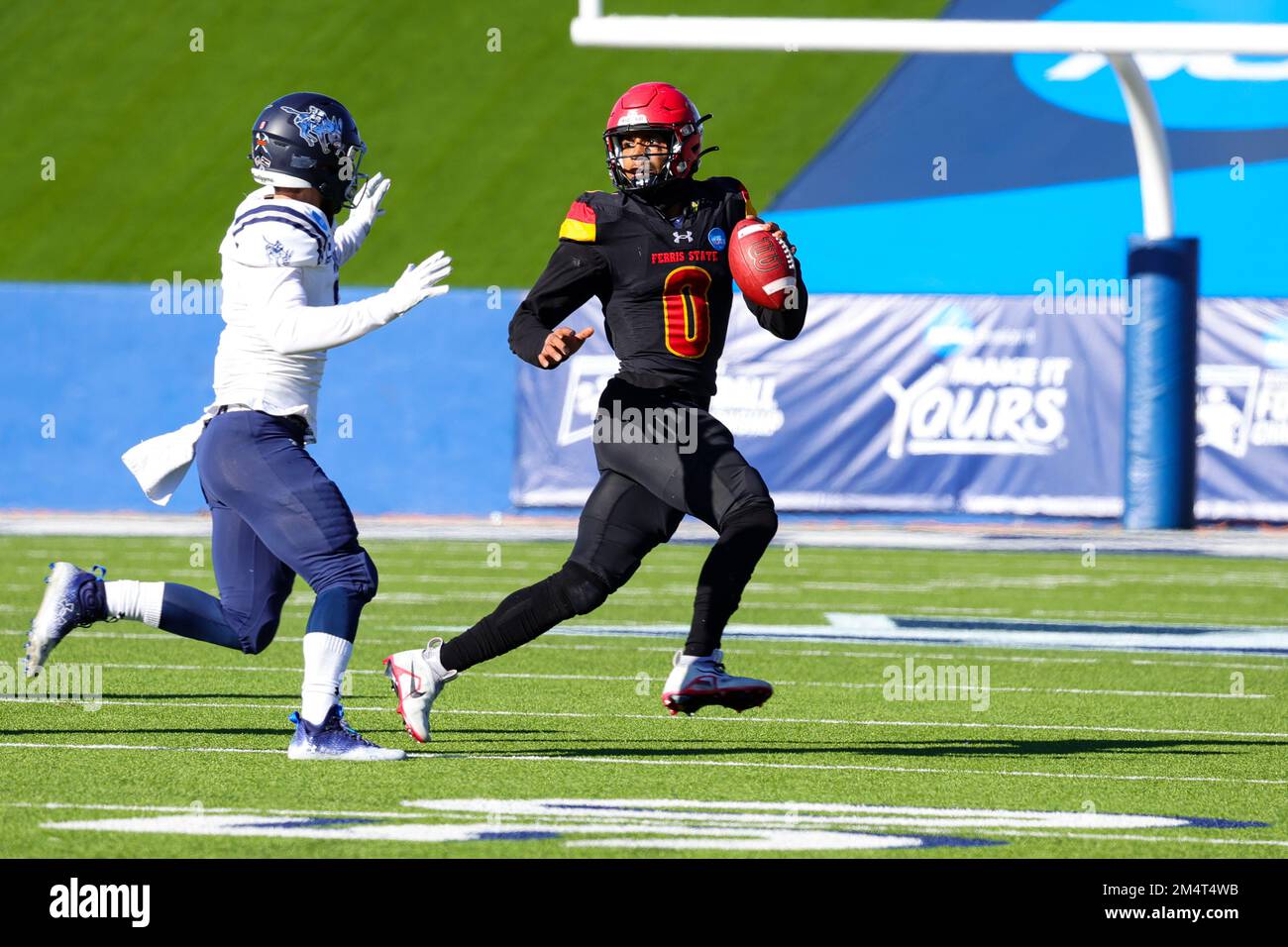 Der Quarterback von Ferris State Bulldogs Mylik Mitchell (0) wird im dritten Quartal der NCAA Division II National Championship College Foot bestehen Stockfoto