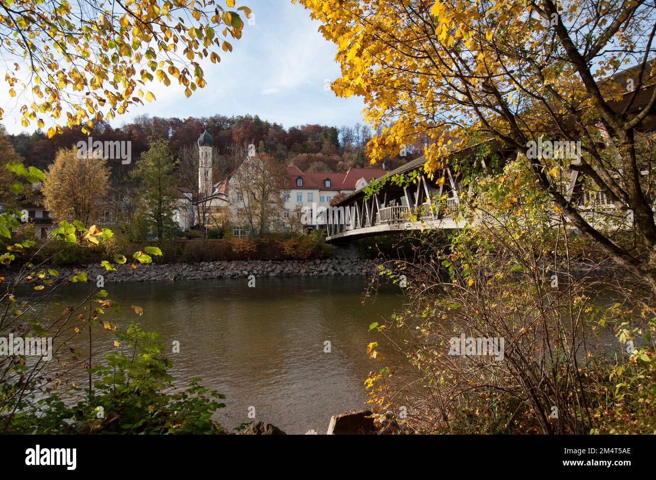 Ein idyllischer Blick auf die Loisach und die Altstadt von Wolfratshausen, Bayern Stockfoto