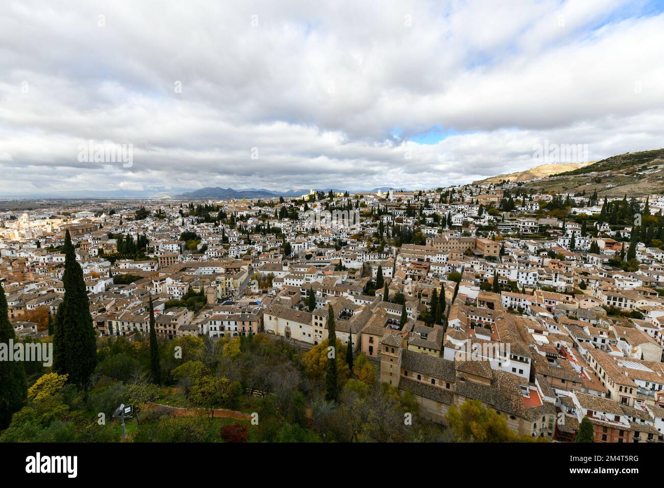 Panorama der Bezirk El Albayzin in Granada, Andalusien, Spanien, Torre del Cubo in der Festung Alacazaba abgebildet. Stockfoto