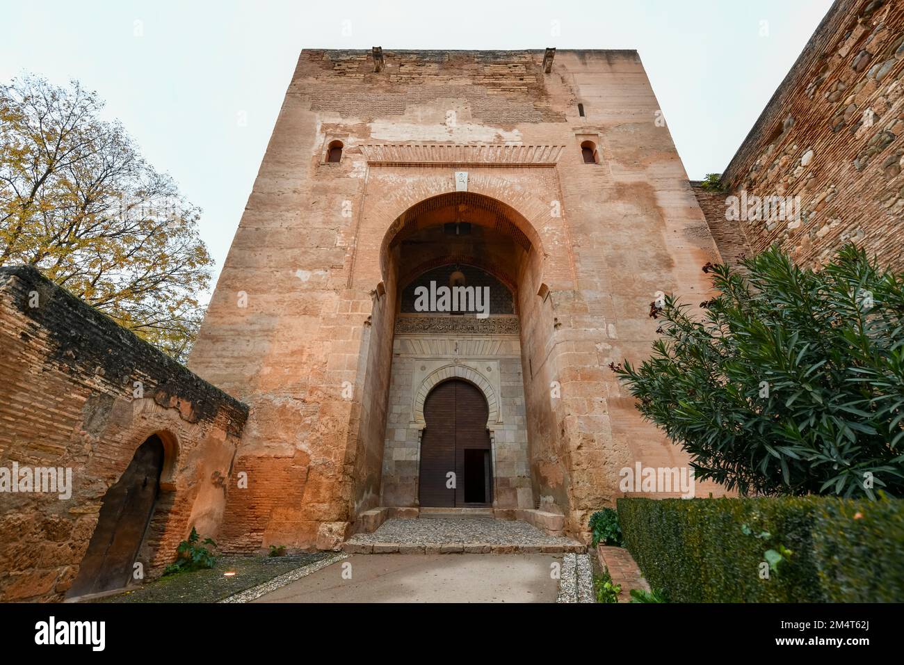 Tür der Justiz in der Alhambra in Granada, Spanien. Die Tür der Gerechtigkeit war seit 1348 der südliche Eingang zur Alhambra während der Herrschaft von Yusuf I. Stockfoto