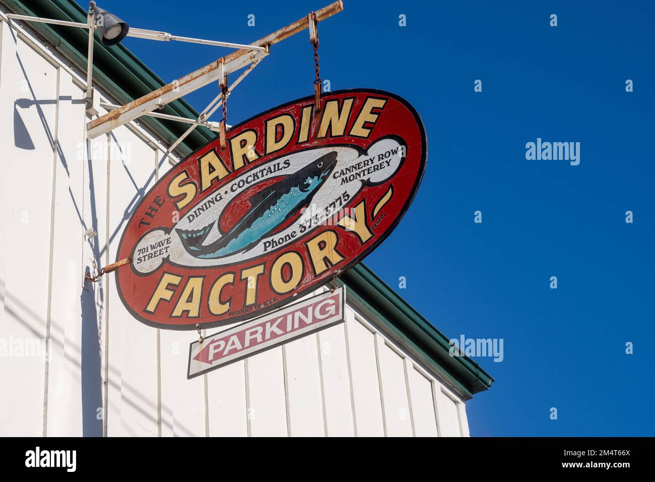 Monterey, CA, USA - 10. November 2022 - Sardine Factory Restaurant Schild auf A. Stockfoto
