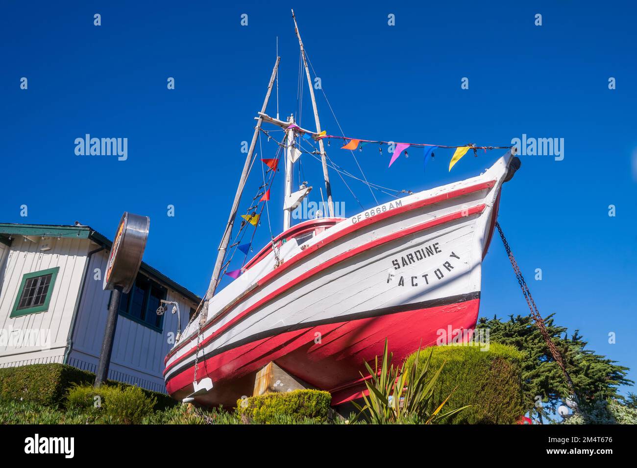 Monterey, CA, USA - 10. November 2022 - Sardine Factory Restaurant Schild auf A. Stockfoto