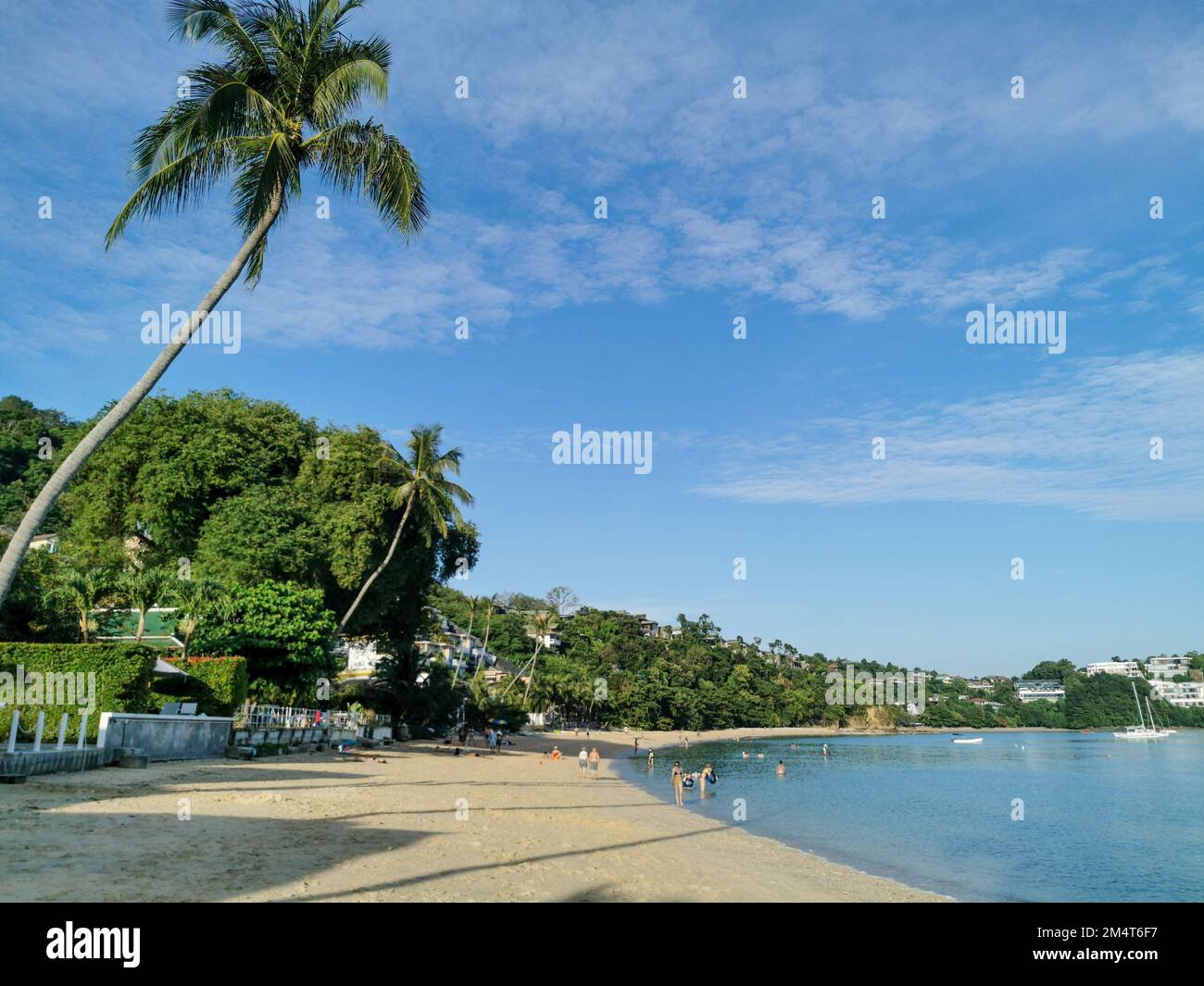 Phuket, Thailand - 22. Dezember 2022: AO Yon Beach, Phuket Thailand. Thailändischer Tourismus und Reiseziel. Stockfoto
