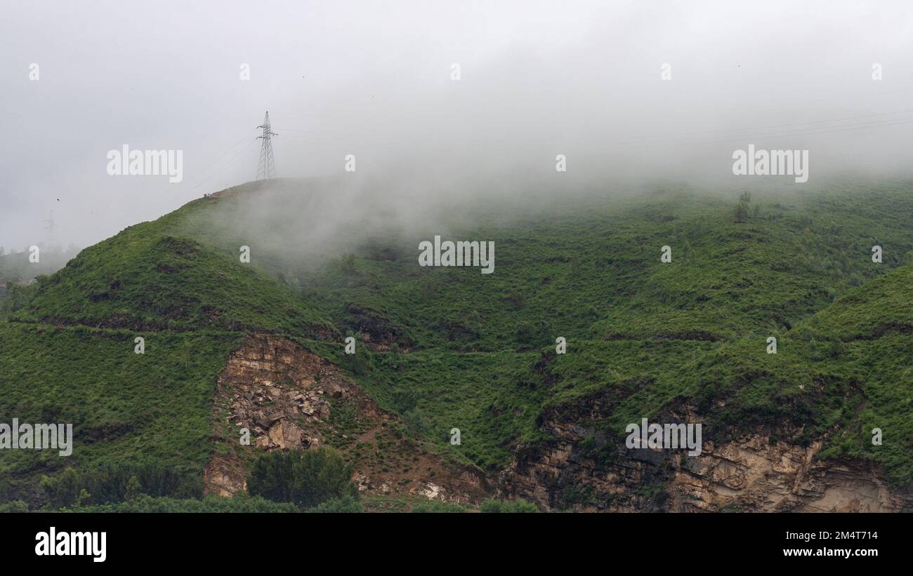 Nebel über einem grünen Berg im swat-Tal, Pakistan Stockfoto