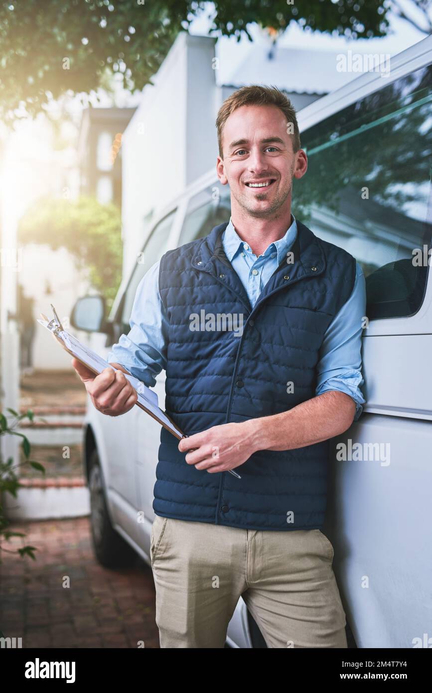 Liefern Sie, egal was passiert. Porträt eines Kuriers, der seine Lieferungen in seinem Lieferwagen überprüft. Stockfoto