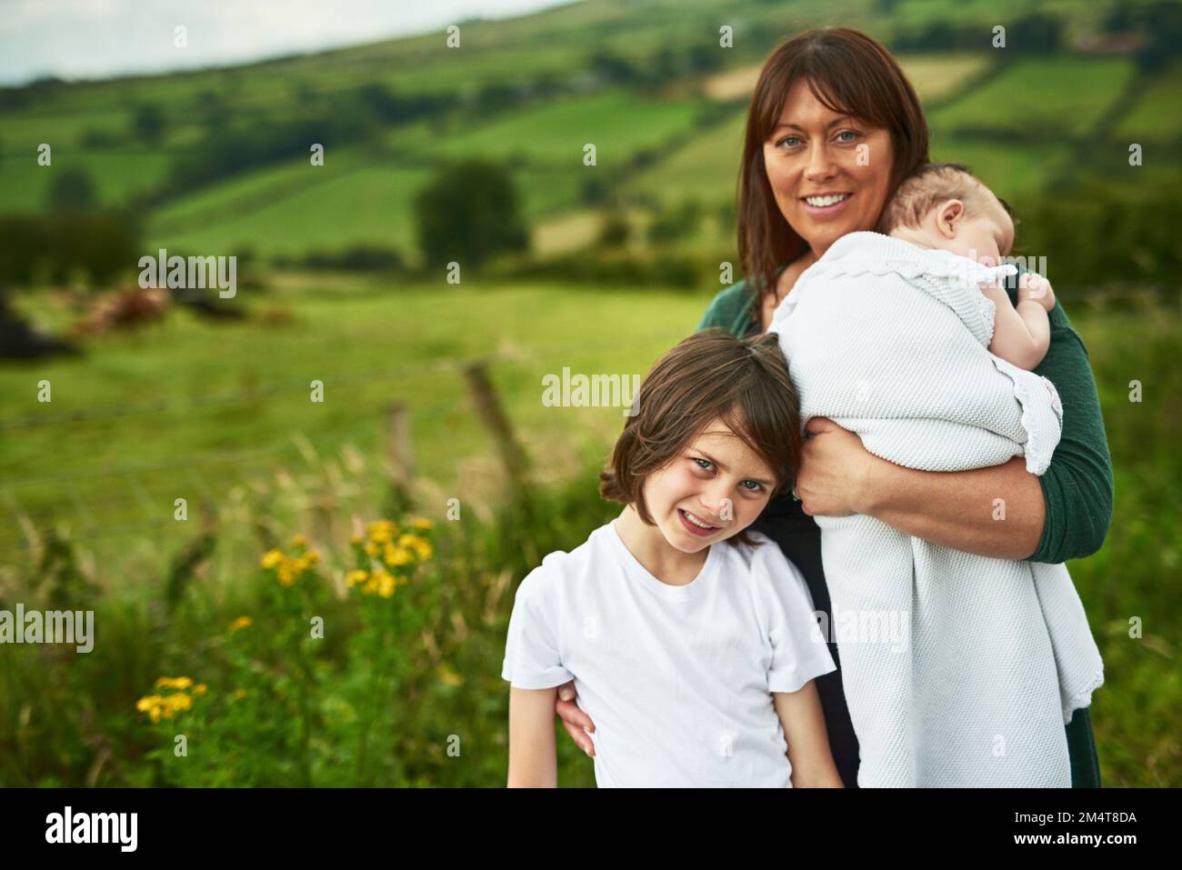 Sie sind die größten Schätze des Lebens der Mütter. Porträt einer Mutter und ihrer zwei kleinen Kinder, die sich im Freien anfreunden. Stockfoto