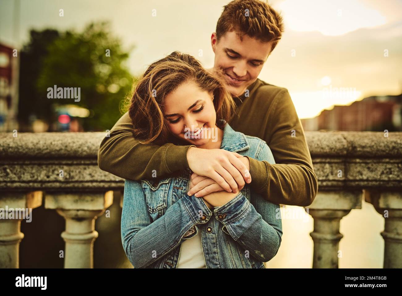 Er ist die Liebe meines Lebens. Ein junges Paar auf einem Date in der Stadt. Stockfoto