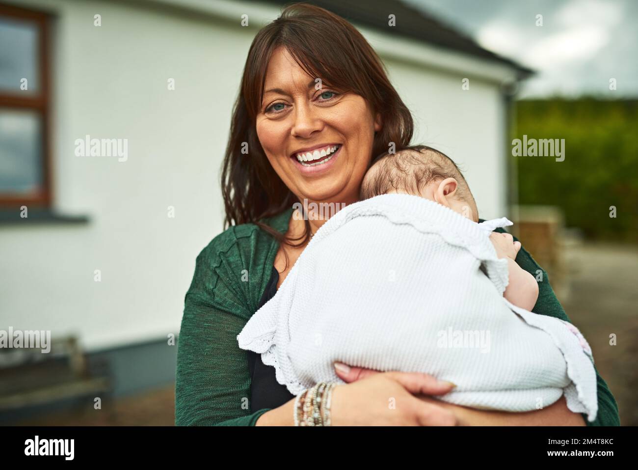 Die beste Liebe, die es gibt. Porträt einer Mutter, die sich mit ihrer kleinen Tochter im Freien anfreundet. Stockfoto