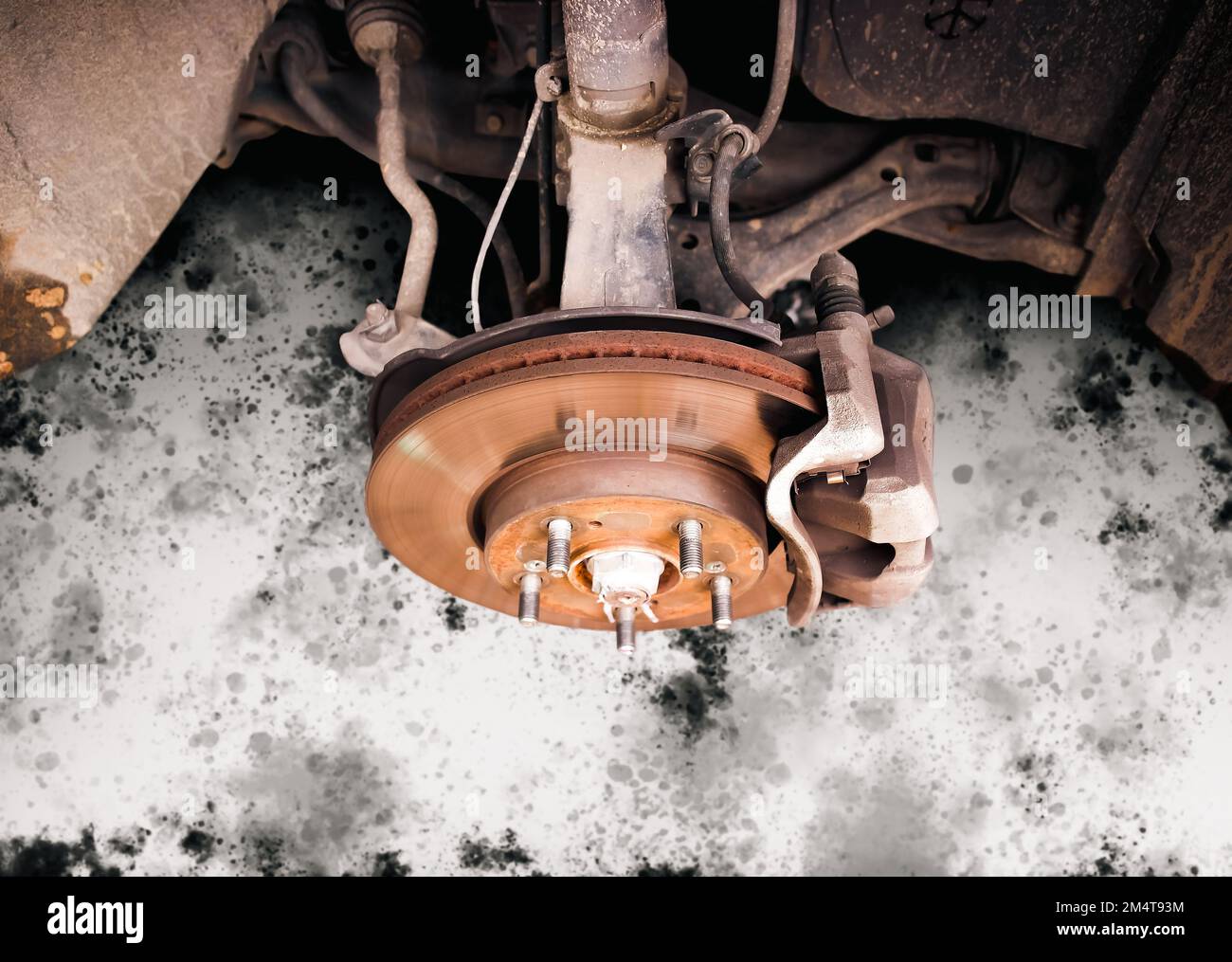 Rostige PKW-Bremsscheiben ohne Räder, Reparatur der Bremsanlage in der Reparaturwerkstatt, Wartungsservice-Konzept für Kraftfahrzeuge Stockfoto