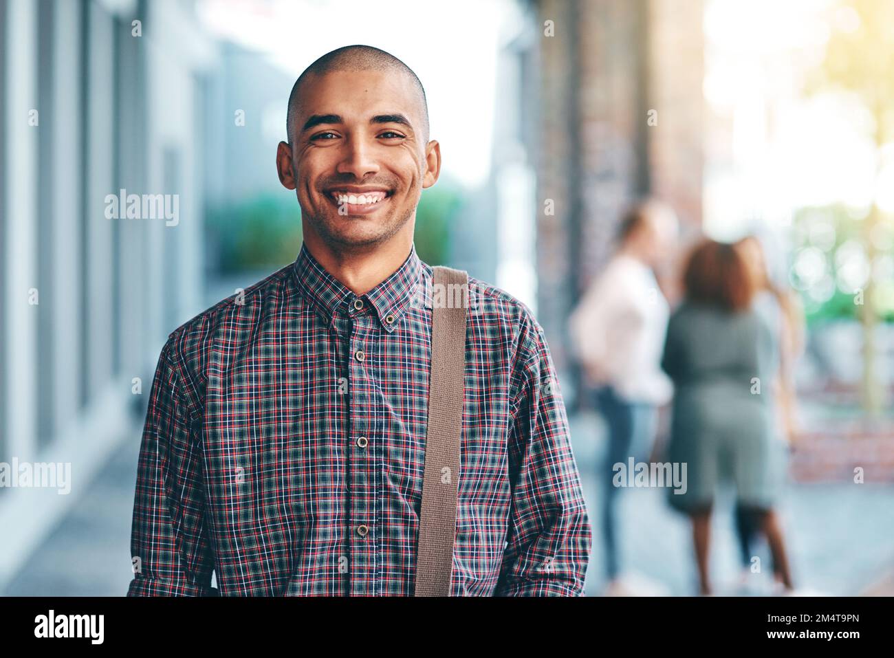 Meine Zukunft bedeutet mir alles. Porträt eines glücklichen jungen Mannes, der draußen auf dem Campus steht. Stockfoto