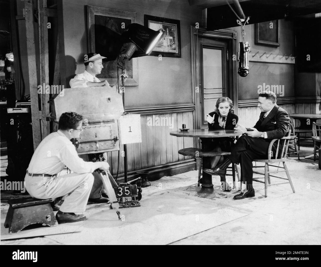 Der Kameramann WILLIAM H. DANIELS Assistant Director CHARLES DORIAN GRETA GARBO und Regisseur CLARENCE BROWN am Set drehten im Oktober 1929 den Tonfilm VON Garbo aus dem Jahr 1., ANNA CHRISTIE Director CLARENCE BROWN, das Stück Eugene O'Neill Adaption Frances Marion Kleider Gilbert Adrian Metro Goldwyn Mayer Stockfoto