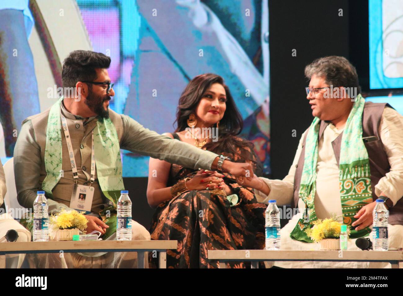 Kalkutta, Indien. 22. Dezember 2022. Indischer Filmregisseur und KIFF-Vorsitzender Raj Chakraborty und Schauspielerin Rituparna Sengupta auf dem Kolkata International Film Festival 28. in Kalkutta. (Foto: Dipa Chakraborty) Kredit: Pacific Press Media Production Corp./Alamy Live News Stockfoto