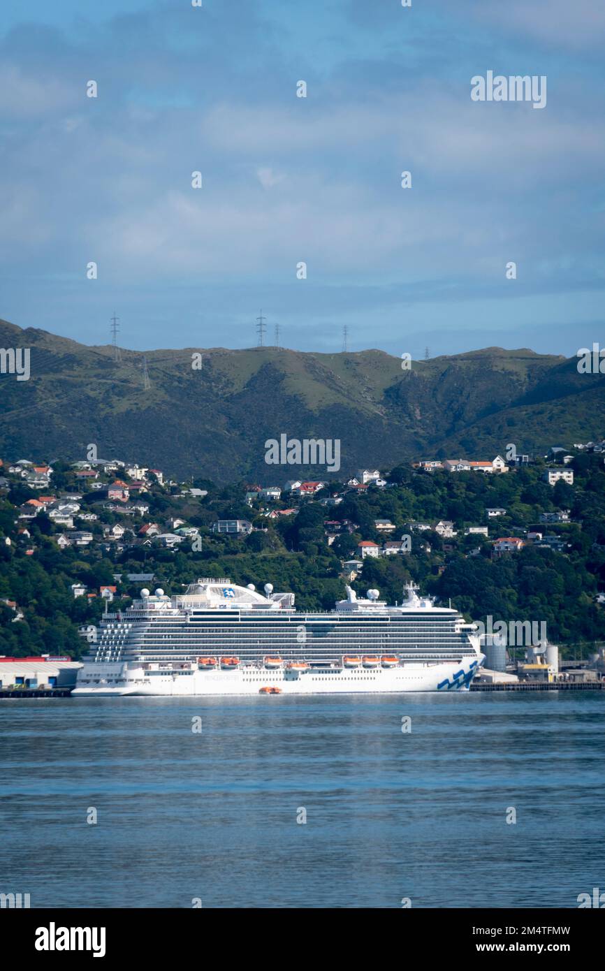 Kreuzfahrtschiff „Majestic Princess“, festgemacht in Wellington, North Island, Neuseeland Stockfoto