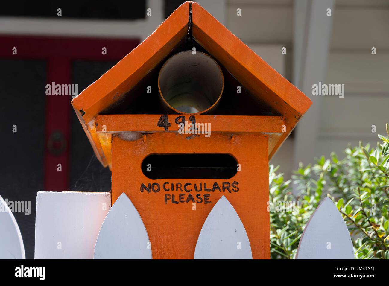 Orangefarbener Briefkasten, Berhampore, Wellington, Nordinsel, Neuseeland Stockfoto
