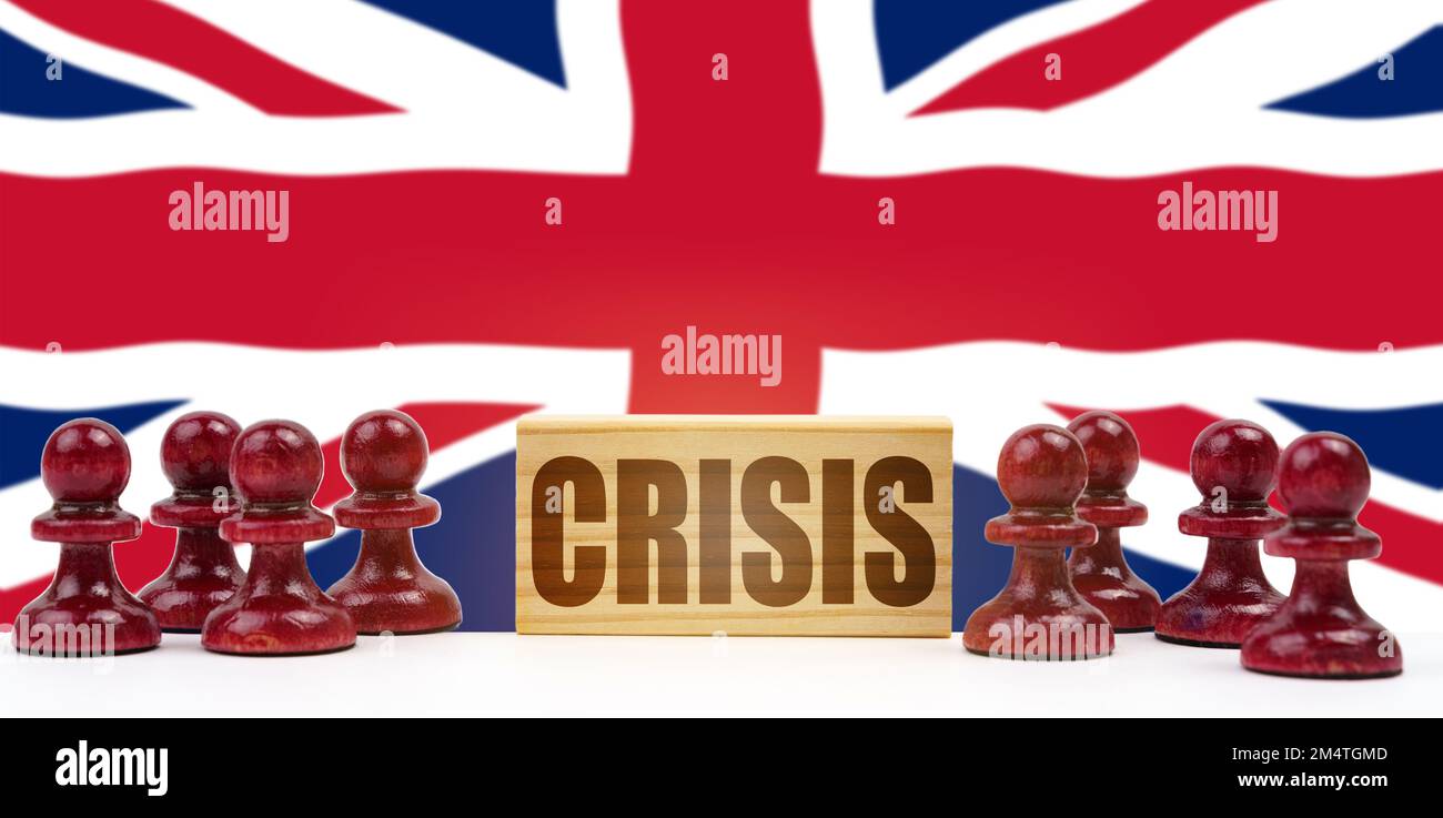 Nationales Konzept. Vor dem Hintergrund der Flagge der britischen Bauern und eines Schilds mit der Inschrift - Krise Stockfoto