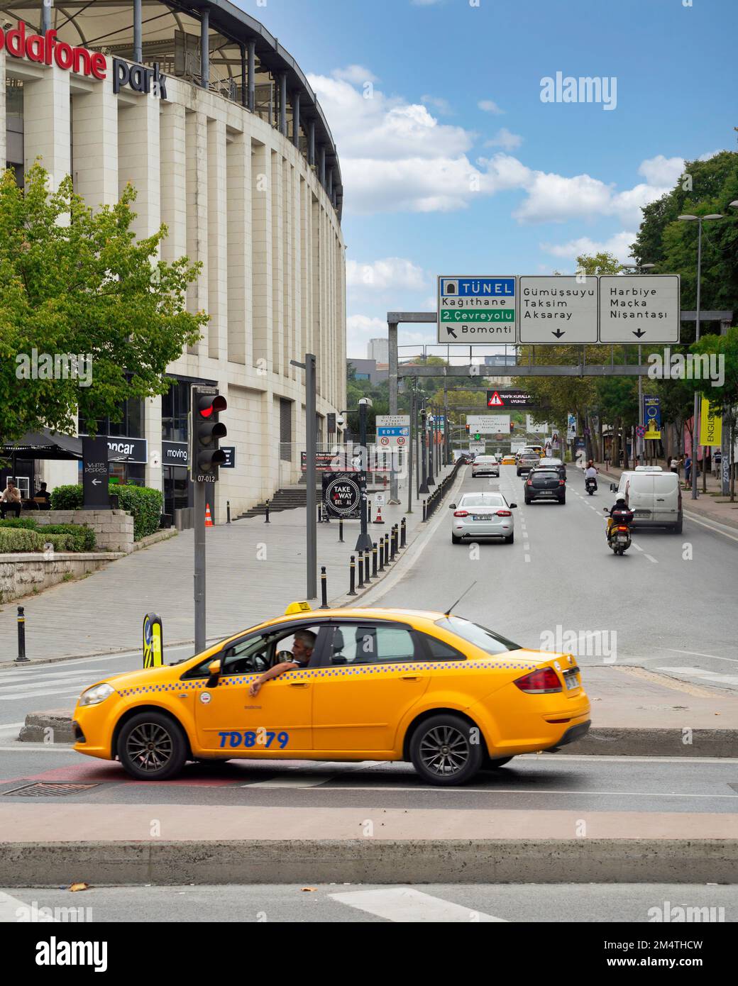 Istanbul, Türkei - 31. August 2022: Besiktas Bezirk: Kadirgalar Street oder Kadirgalar Caddesi, mit Vodafone Park auf der linken Seite Stockfoto