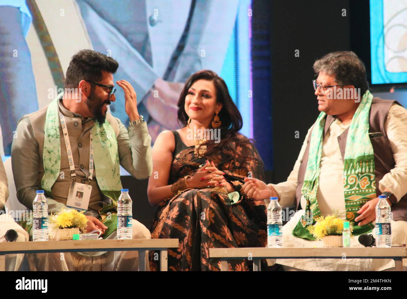 22. Dezember 2022, Kalkutta, Westbengalen, Indien: Indischer Filmdirektor und KIFF-Vorsitzender Raj Chakraborty und Schauspielerin Rituparna Sengupta beim Kolkata International Film Festival 28. in Kalkutta. (Kreditbild: © Dipa Chakraborty/Pacific Press via ZUMA Press Wire) Stockfoto