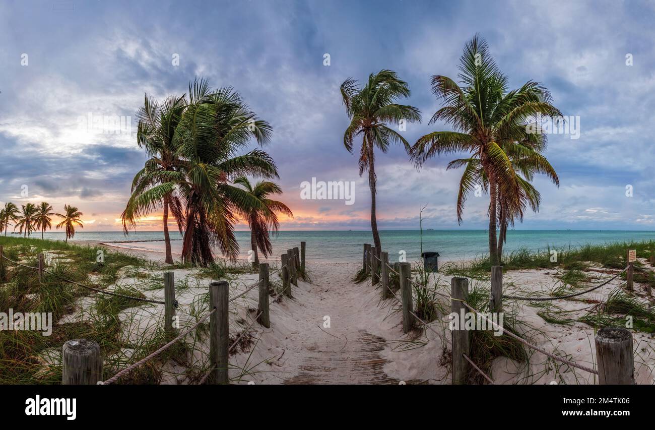 Colourfur Sonnenaufgang am Smathers Beach in Key West, Florida. Stockfoto
