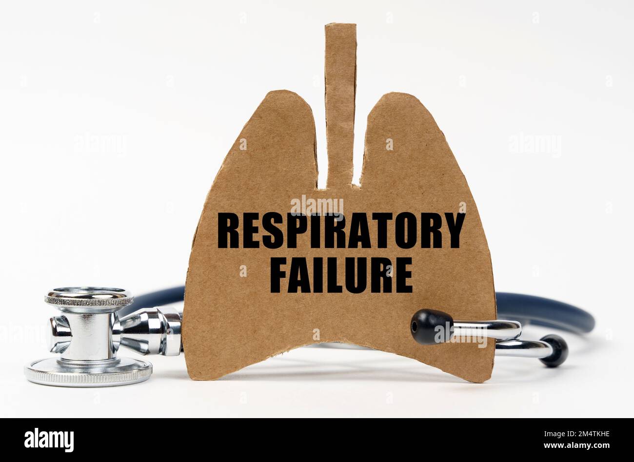 Medizinisches Konzept. Auf einer weißen Oberfläche befinden sich ein Stethoskop und eine Pappfigur einer Lunge mit der Aufschrift „Atemversagen“ Stockfoto