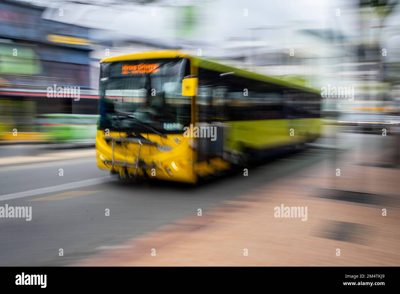 Der Bus fährt schnell durch die Stadt, Wellington, North Island, Neuseeland Stockfoto