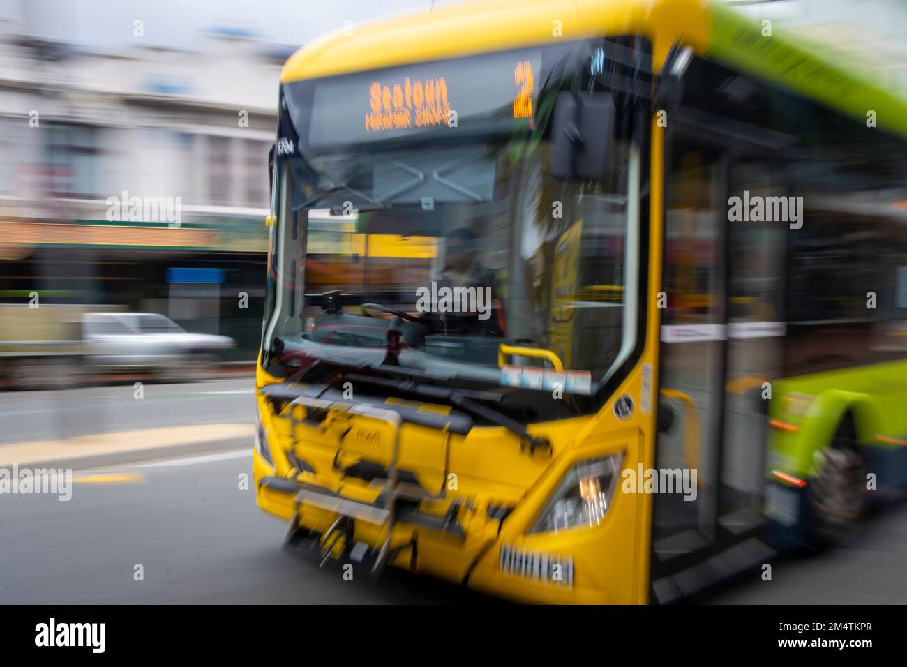 Der Bus fährt schnell durch die Stadt, Wellington, North Island, Neuseeland Stockfoto