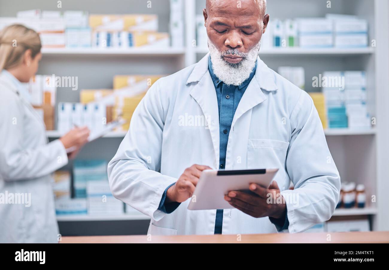 Tablette, Apotheker und Seniorenarzt in der Pharmazie für die Gesundheitsforschung. Technologie, Wellness und ältere Schwarze und Mediziner mit Stockfoto