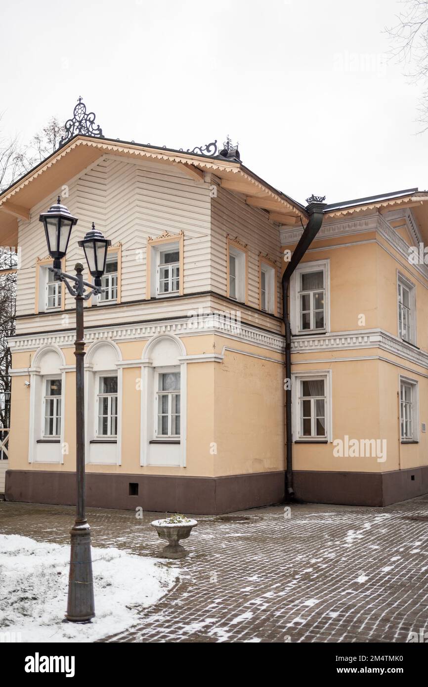 Ein altes, wunderschönes Herrenhaus mit einer hölzernen Veranda, erbaut im 19.. Jahrhundert. Ein großes altes Haus mit Garten in Tscherepovets, Russland. Das Gebäude beherbergt ein Stockfoto