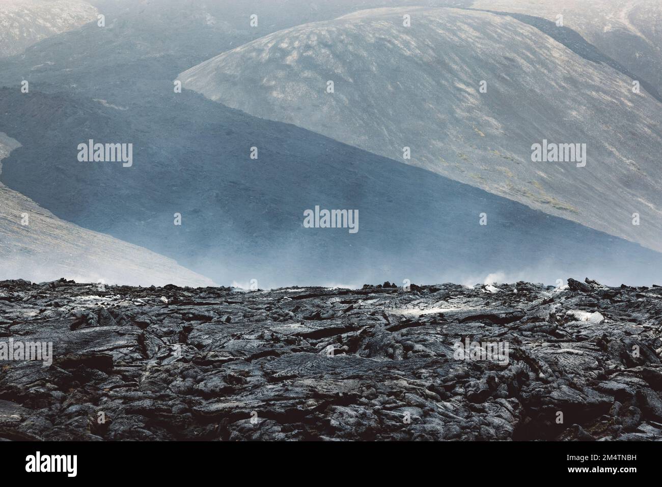 Dampf aus noch heißen Lavasteinen von 2022 Meradalir Eruption - Island Stockfoto