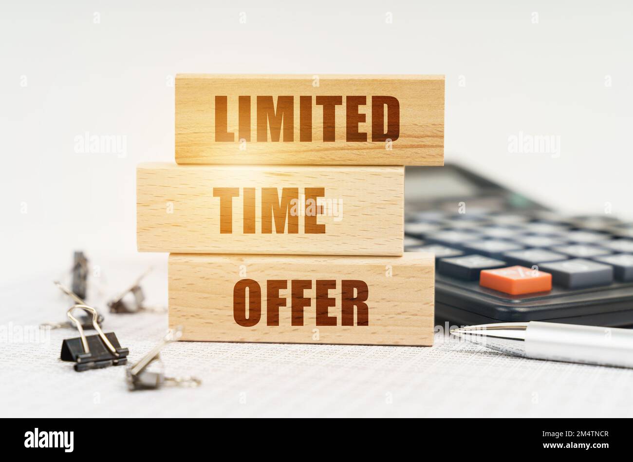 Geschäfts- und Finanzkonzept. Auf den Berichten befinden sich ein Stift, ein Taschenrechner, Clips und Holztafeln mit der Aufschrift – zeitlich begrenztes Angebot Stockfoto