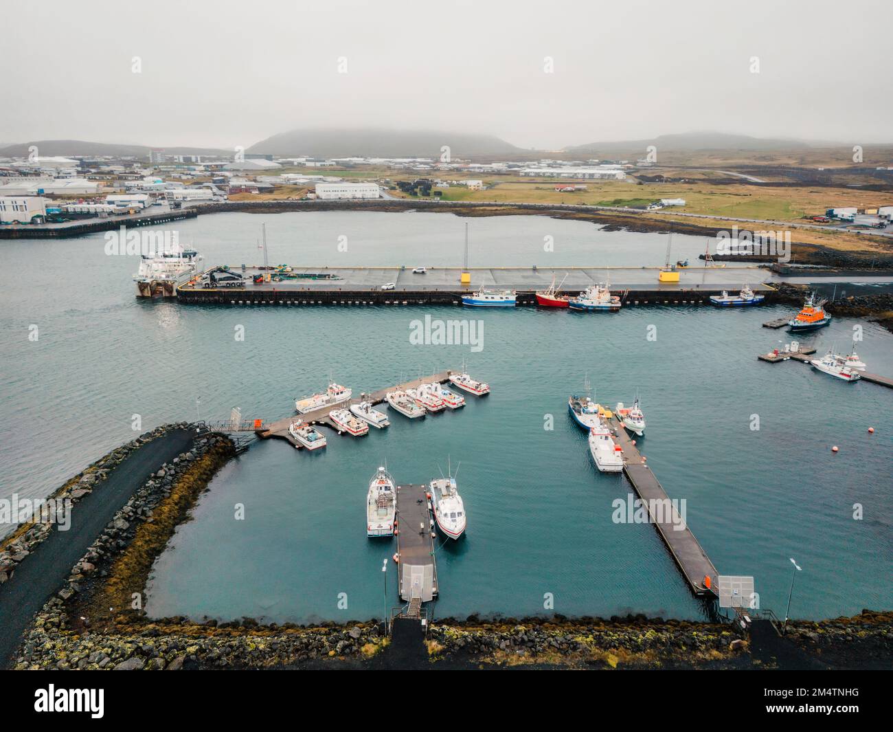 Grindavik, ein kleines Fischerdorf, Fischerboote, die an einem bewölkten Herbsttag am Pier anlegen Stockfoto